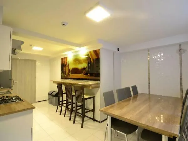 Eleven Проживання в сім'ї