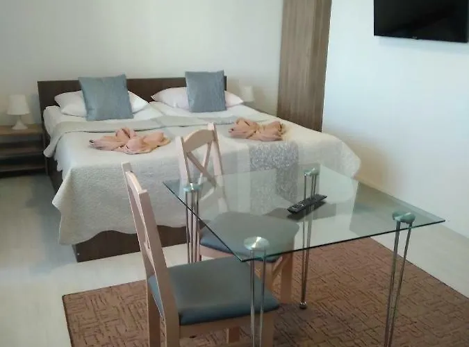 Eleven Проживання в сім'ї *