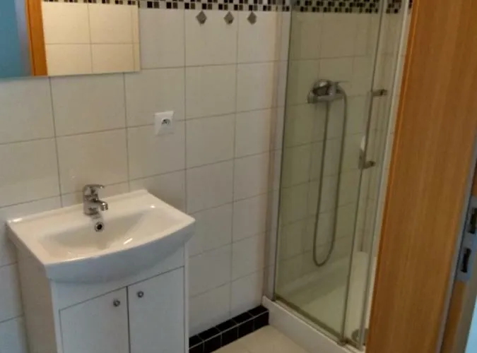 Eleven Проживання в сім'ї *